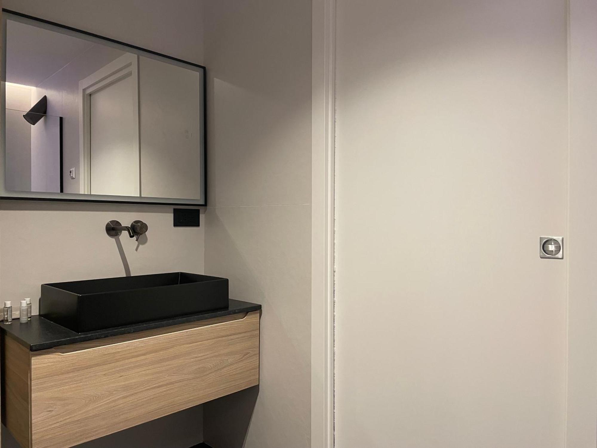 Spacious Modern Apartment In Monumental Building - Free Parking - Workspace - Historical Centre