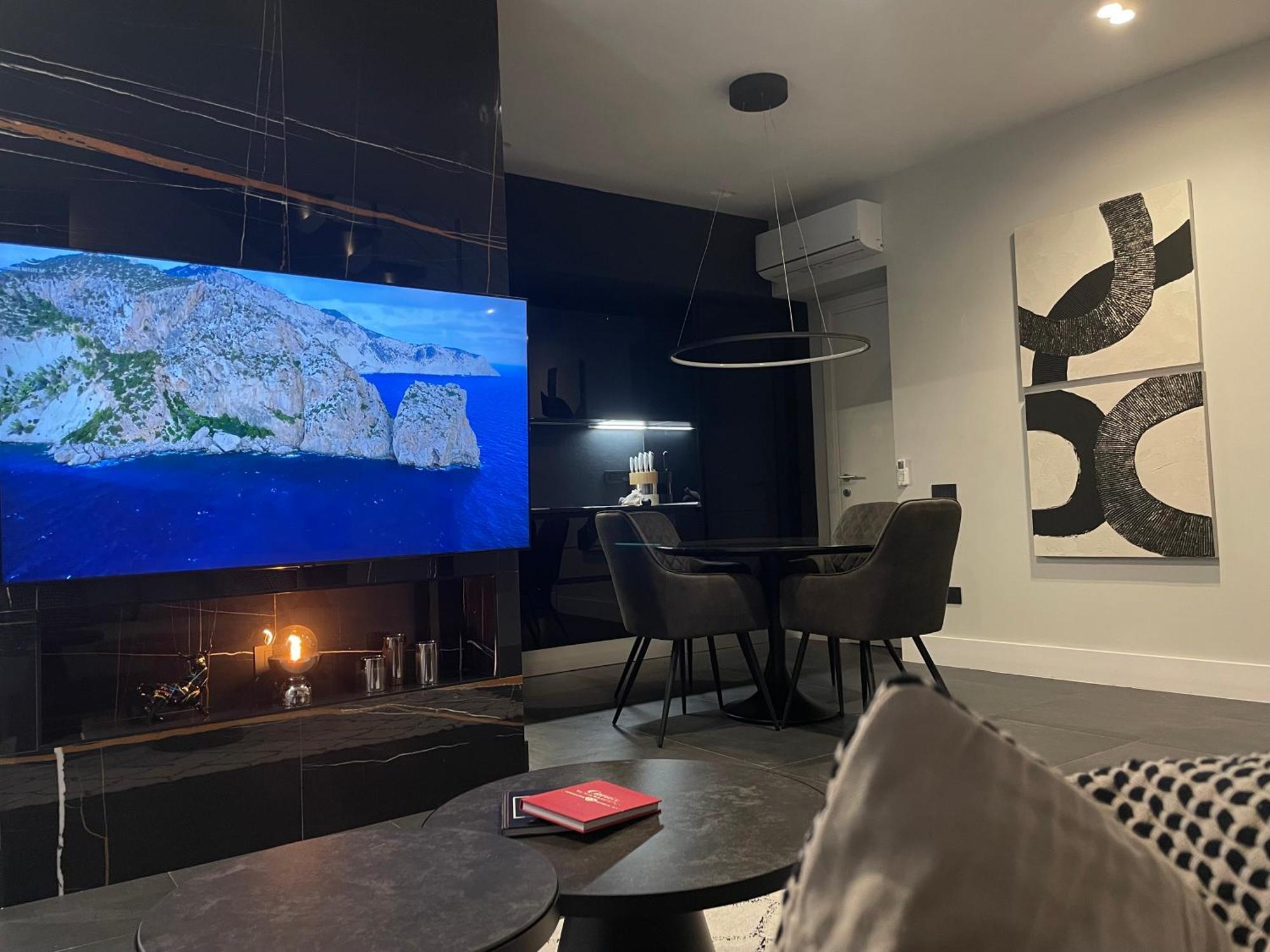 Spacious Modern Apartment In Monumental Building - Free Parking - Workspace - Historical Centre Apartment *