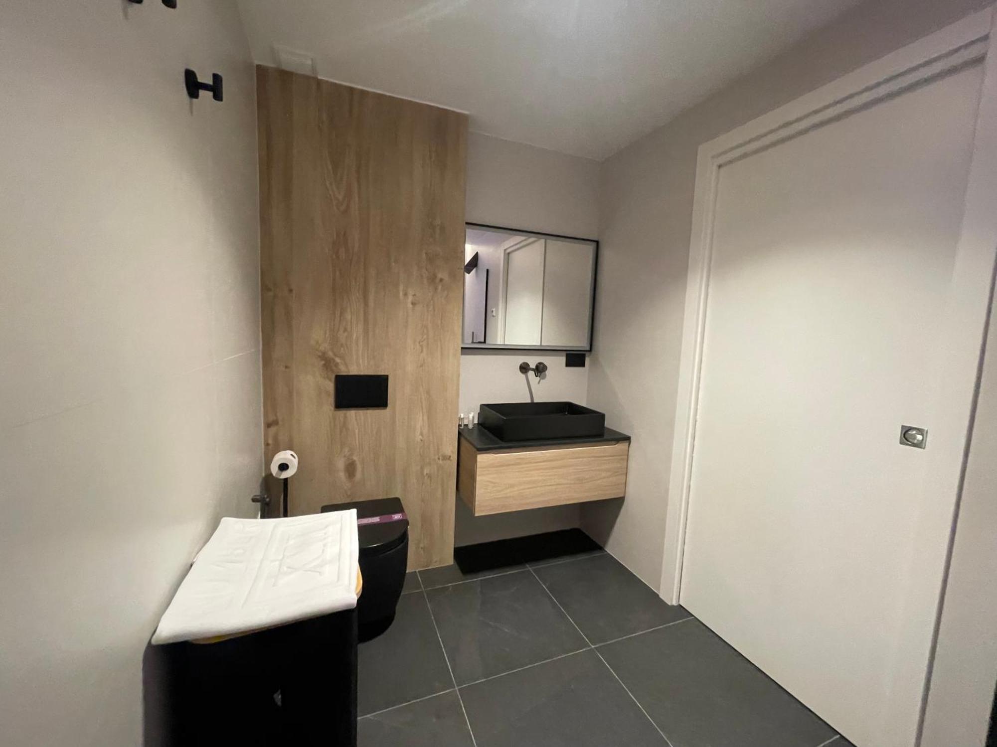Spacious Modern Apartment In Monumental Building - Free Parking - Workspace - Historical Centre * Olbia