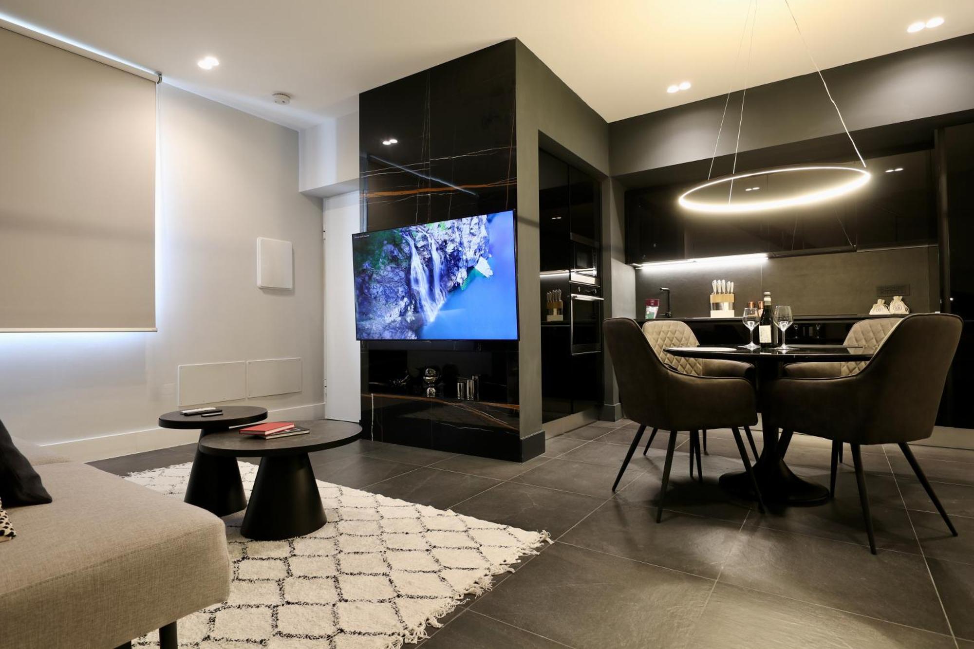 Spacious Modern Apartment In Monumental Building - Free Parking - Workspace - Historical Centre Apartment