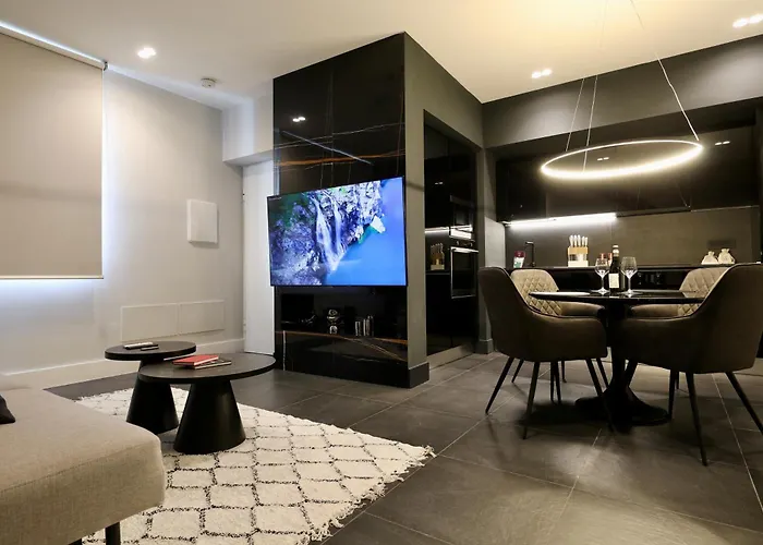 Spacious Modern Apartment In Monumental Building - Free Parking - Workspace - Historical Centre