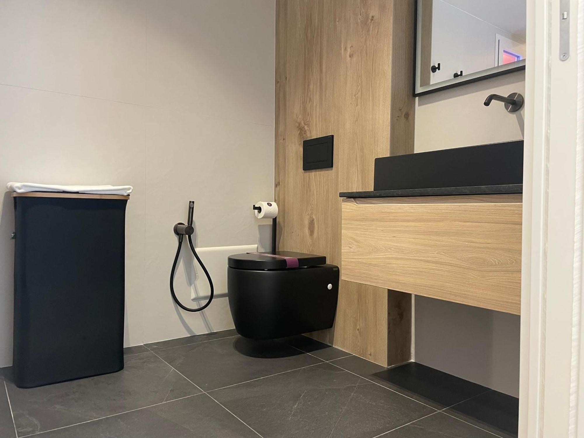 Spacious Modern In Monumental Building - Free Parking - Workspace - Historical Centre *