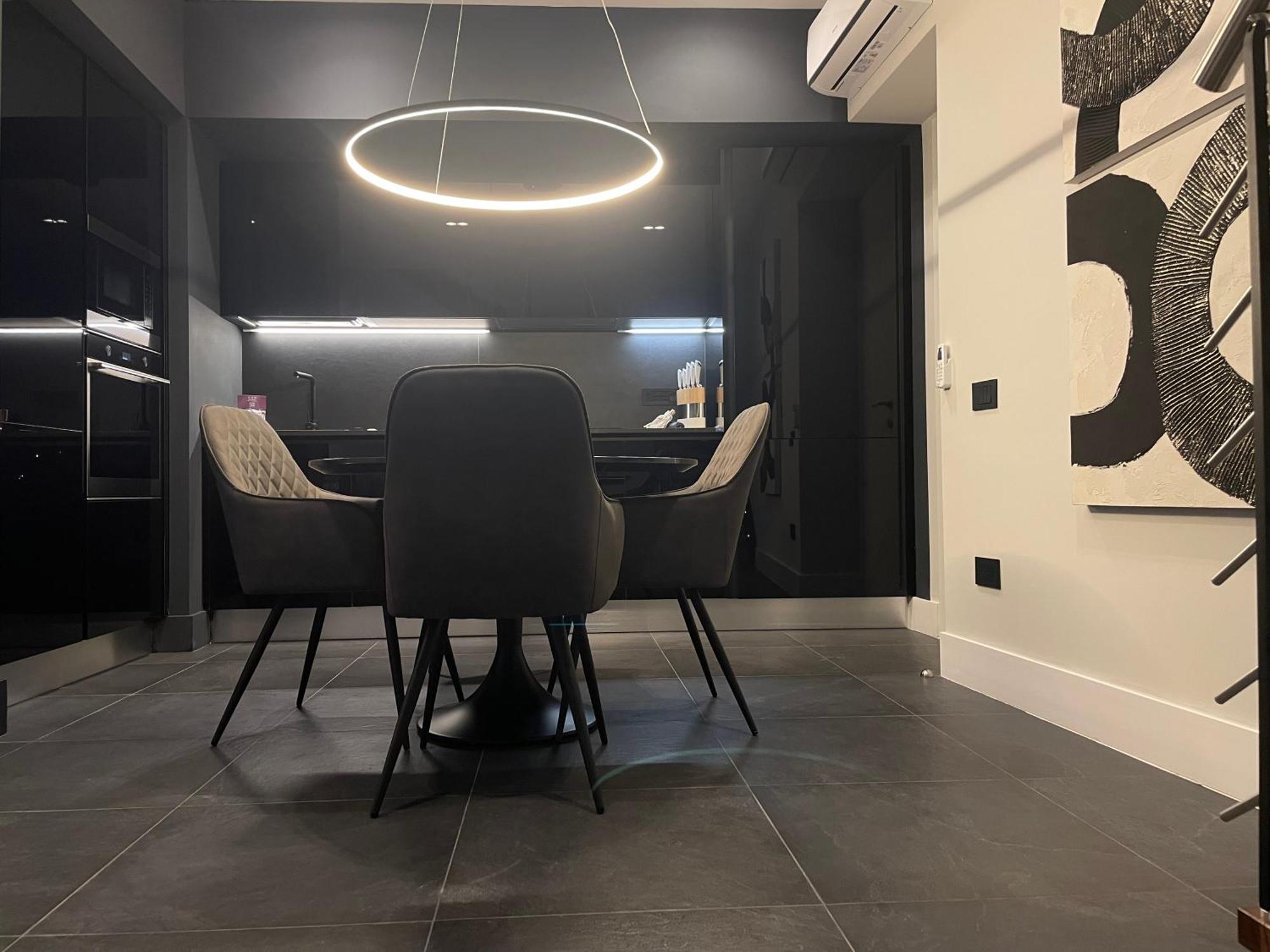 Spacious Modern In Monumental Building - Free Parking - Workspace - Historical Centre *