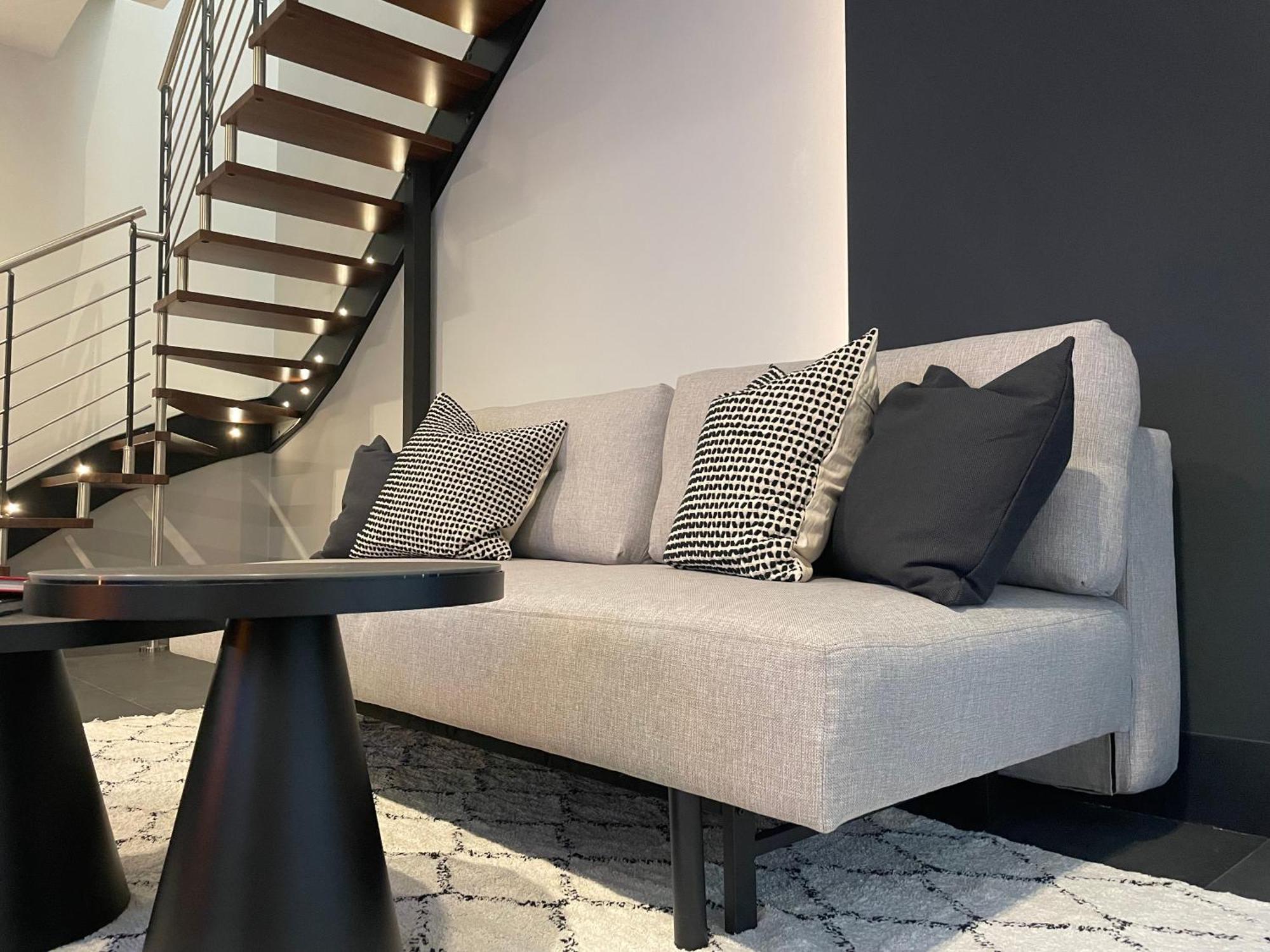 Spacious Modern In Monumental Building - Free Parking - Workspace - Historical Centre Appartamento