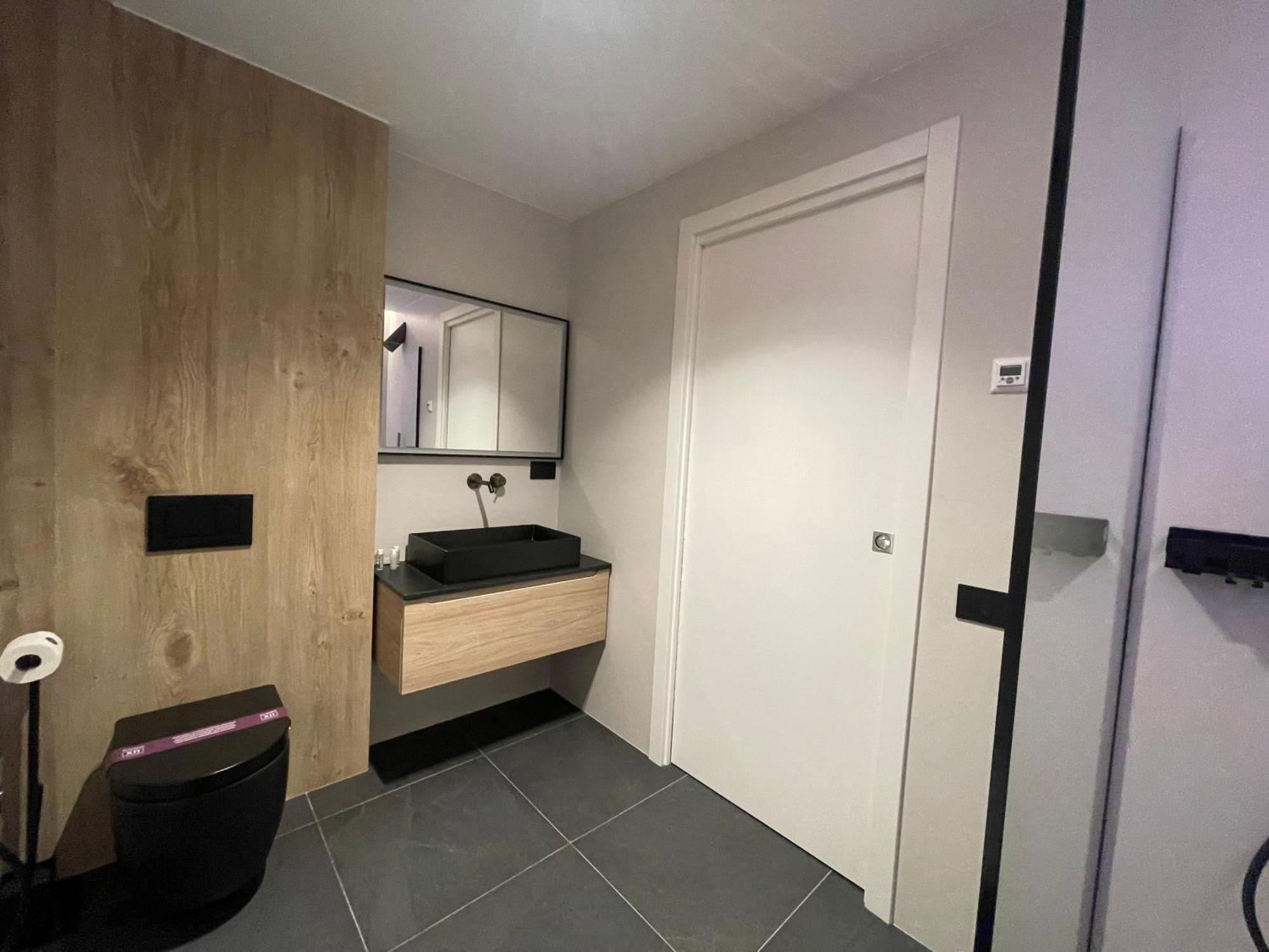 Spacious Modern In Monumental Building - Free Parking - Workspace - Historical Centre Appartamento *