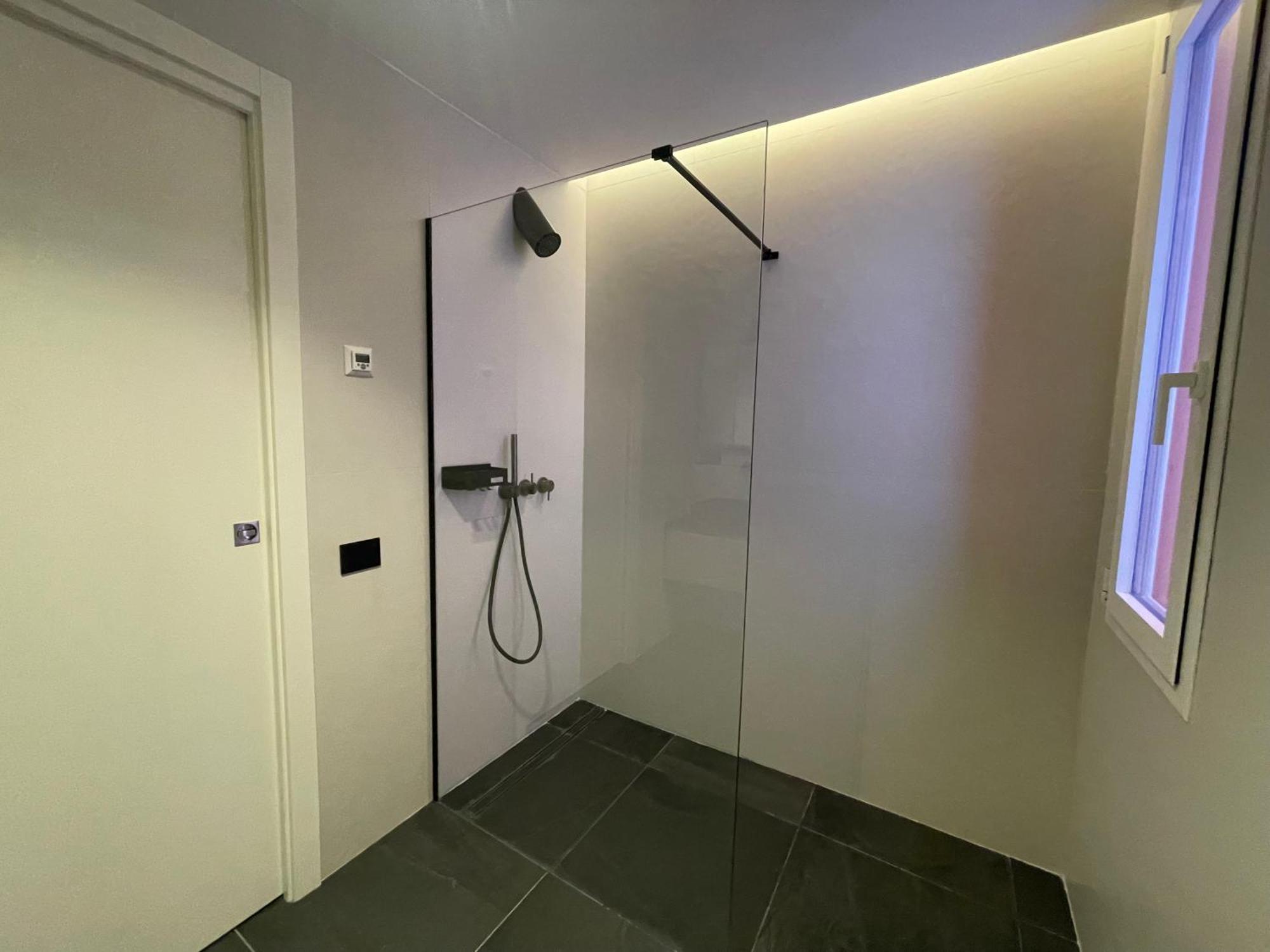 Spacious Modern In Monumental Building - Free Parking - Workspace - Historical Centre Appartamento