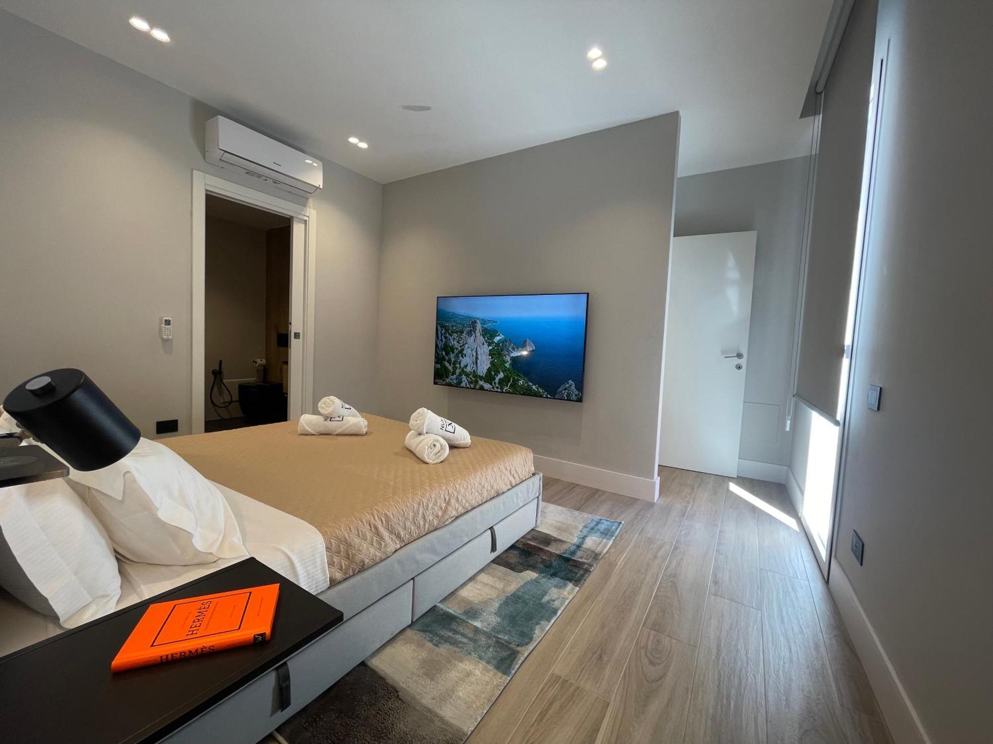 Spacious Modern In Monumental Building - Free Parking - Workspace - Historical Centre Appartamento Olbia