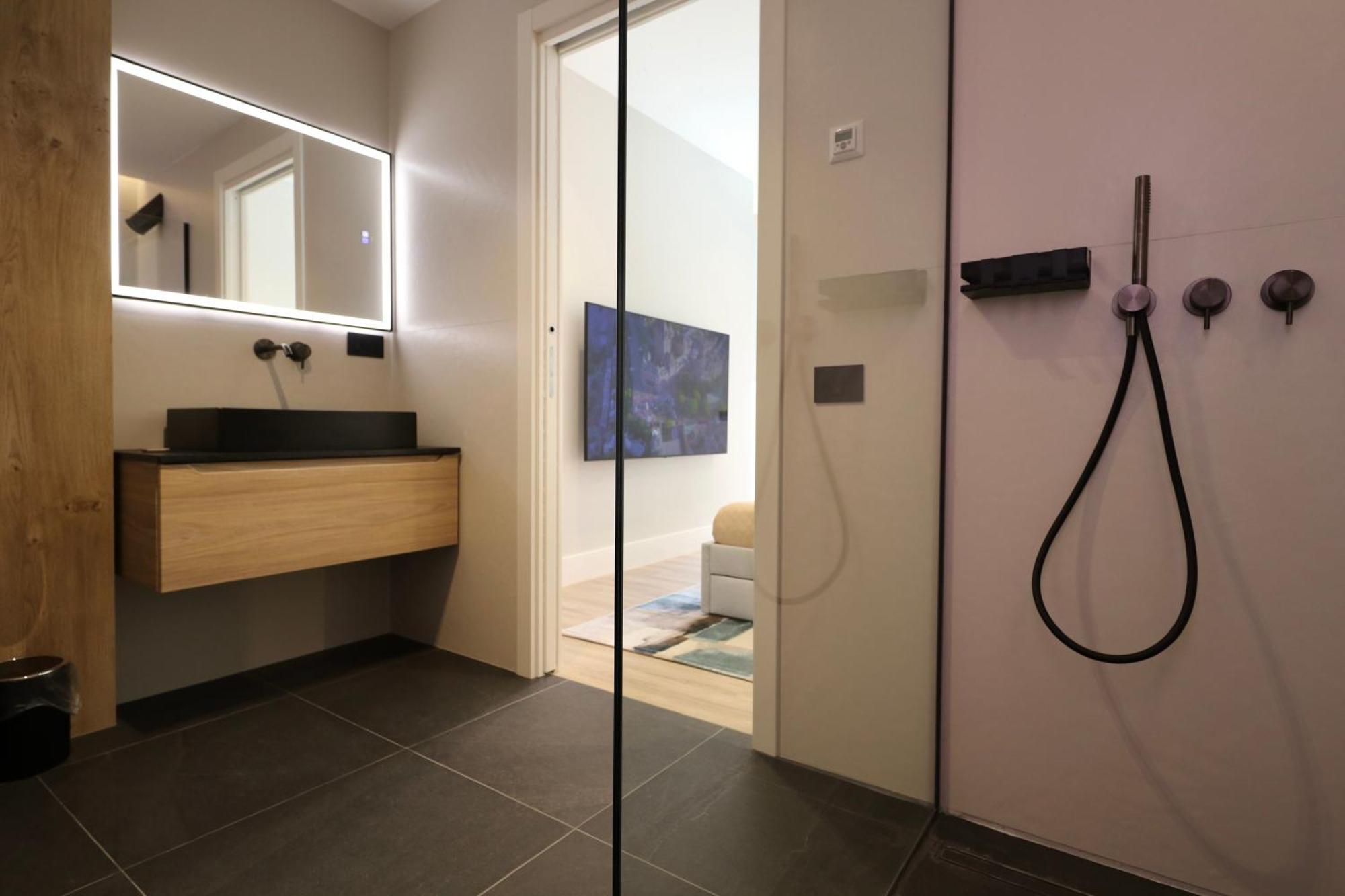 Apartment Spacious Modern In Monumental Building - Free Parking - Workspace - Historical Centre *
